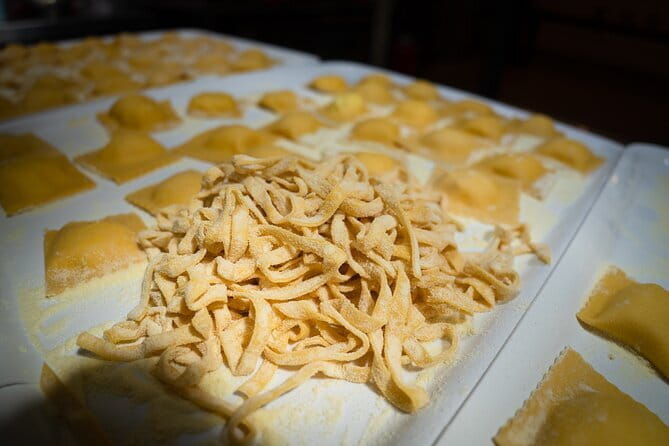 3 Hour Florence Pasta Making & Unlimited wine - Pasta from scratch: learning the two-dish rhythm