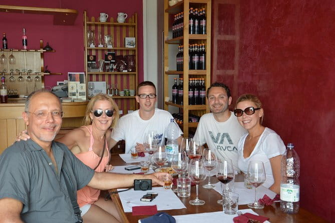 4 Wines & 2 Olive Oils Tasting in Chianti Winery with Tour - The 90-minute format: tour first, then sit down for tasting