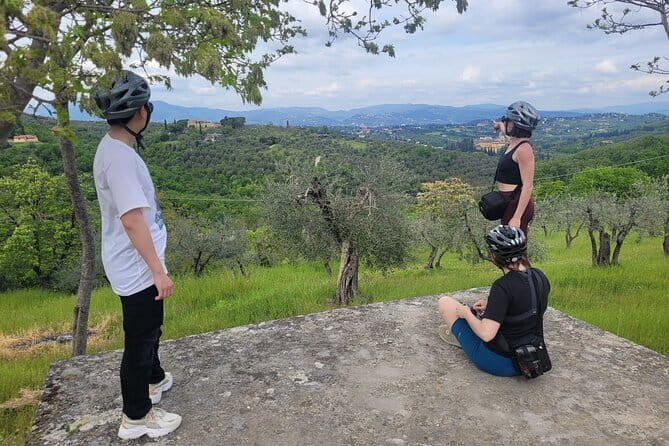 Active Full Day Tuscan Bike Tour With Wine Tasting and Lunch - Riding through real life: the town square and park moment