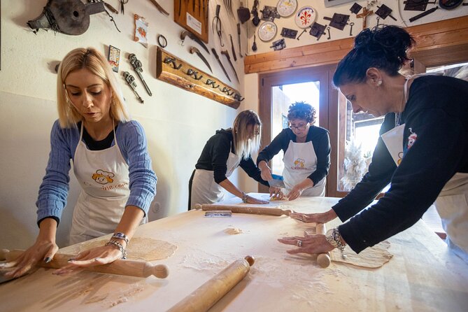 Authentic Tuscan Cooking Class & Winery Tour in San Gimignano - Where the Tuscan kitchen starts: San Gimignano’s Località Casale meet-up
