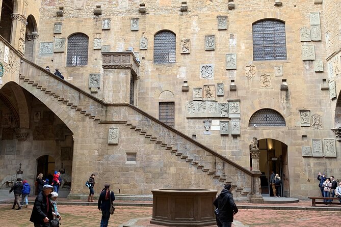 BARGELLO Private Tour in Florence - The palace setting: medieval walls plus Renaissance beginnings