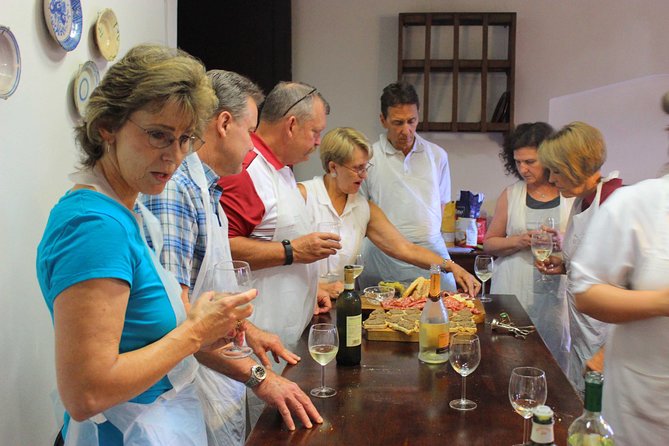 Cooking class, visit to the wine cellar, 2500 year old granaries - How the day flows in 4 hours (and why it works)