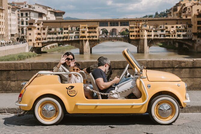 Discover Florence city center on e-cabriot fiat 500 - Stop 1: Piazza del Duomo for a fast Duomo moment