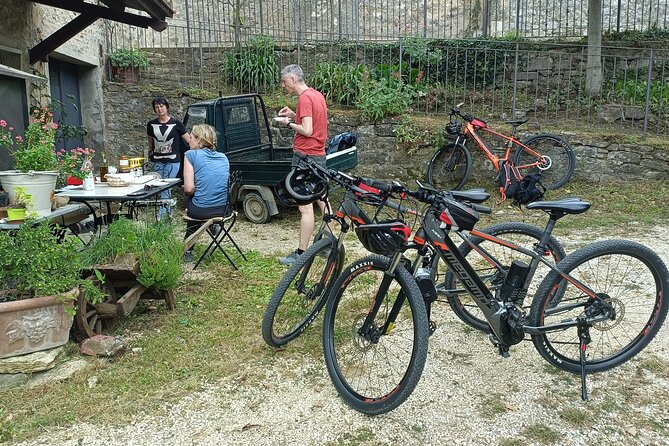E-Bike Tour fortresses and mountains near the Free Baths of Saturnia - Rocca Aldobrandesca on a limestone cliff: honey with a purpose