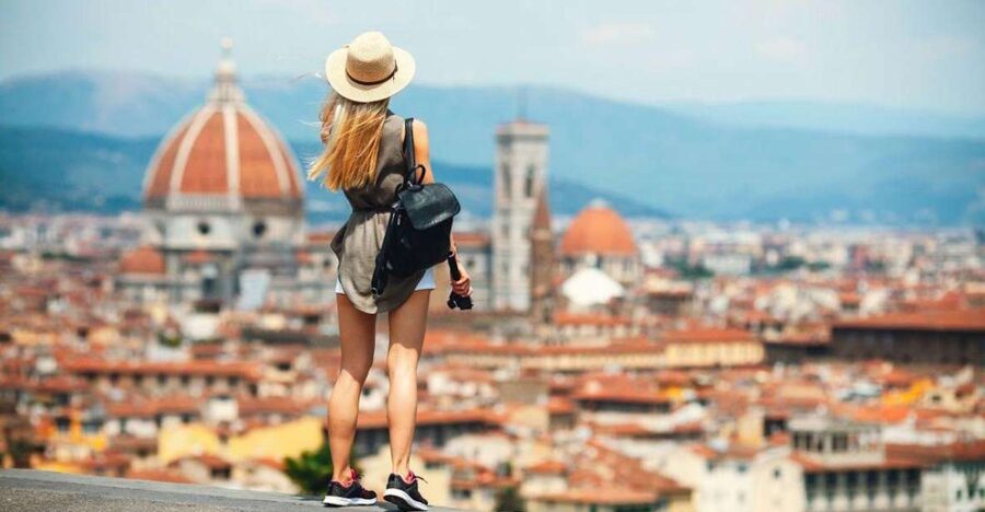 Essential Florence Walking Tour to discover its history - Ponte Vecchio and crossing Santa Trinita: the view gets a story