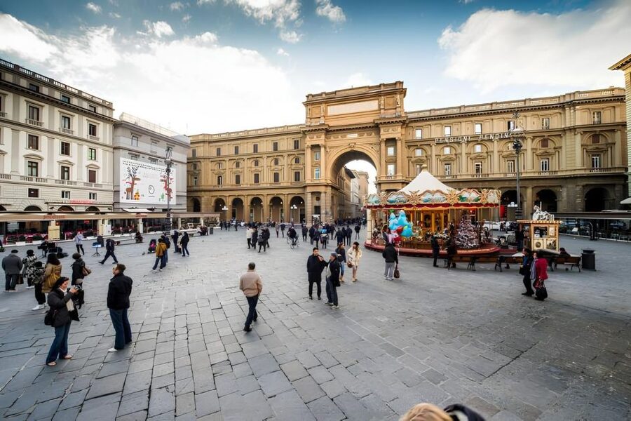 Florence: 2.5 hour Audio Guided Walking Tour led by Host - Starting at Piazza di Madonna degli Aldobrandini: Get Your Bearings