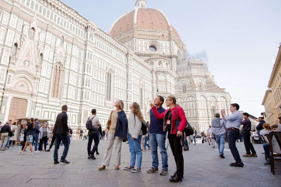 Florence: 2.5 hour Audio Guided Walking Tour led by Host - Street-Level Florence: Via dei Calzaiuoli, Piazza della Repubblica, and Palazzo Strozzi