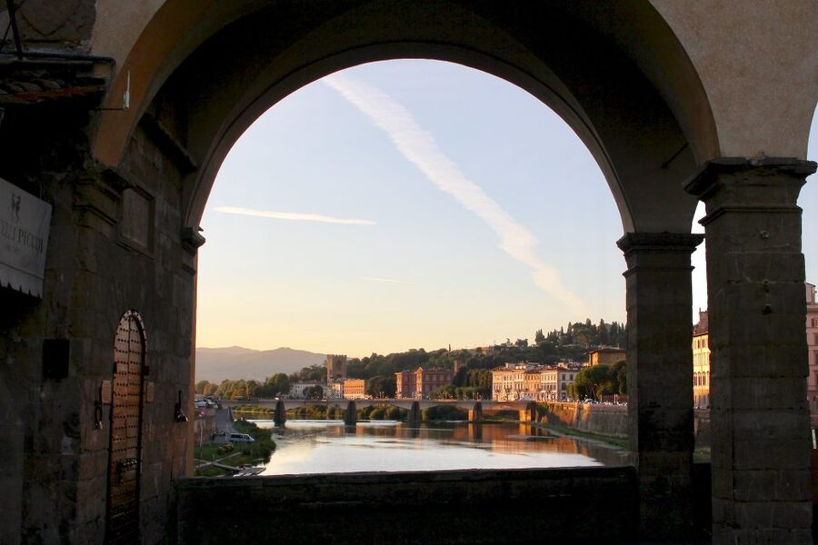 Florence: 2.5 hour Audio Guided Walking Tour led by Host - The Elegance of Via dè Tornabuoni and the Santa Trinita to Santo Spirito Shift