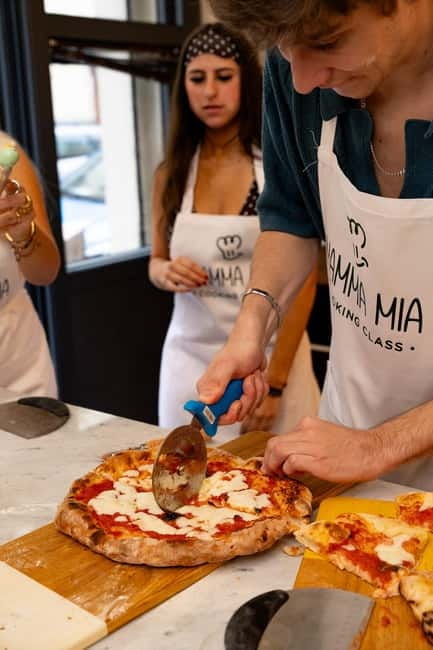 Florence: Authentic Pizza & Gelato Experience+Unlimited Wine - Sauces and extra flavors: the pizza isn’t the whole story