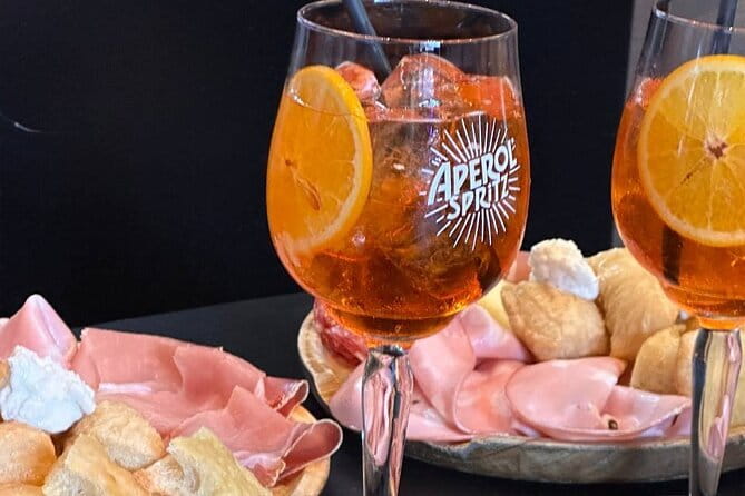 Florence by night with aperitivo - Meeting at Santa Maria Novella: start where the action is