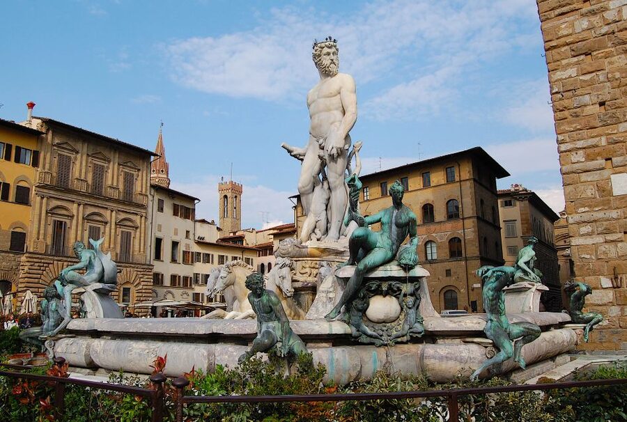 Florence Center Guided Walking Tour, David & Duomo Exterior - Ponte Vecchio and the Medici story: the bridge that survived history