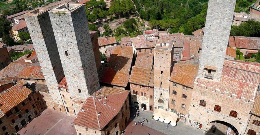 Florence: Chianti Villages, San Gimignano and Winery Tour - How guides and group size shape the day