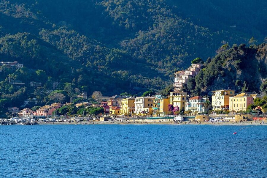 Florence: Cinque Terre Day Trip with Optional Street Food - Riomaggiore and the Coastal Cruise: When the Sea Views Deliver