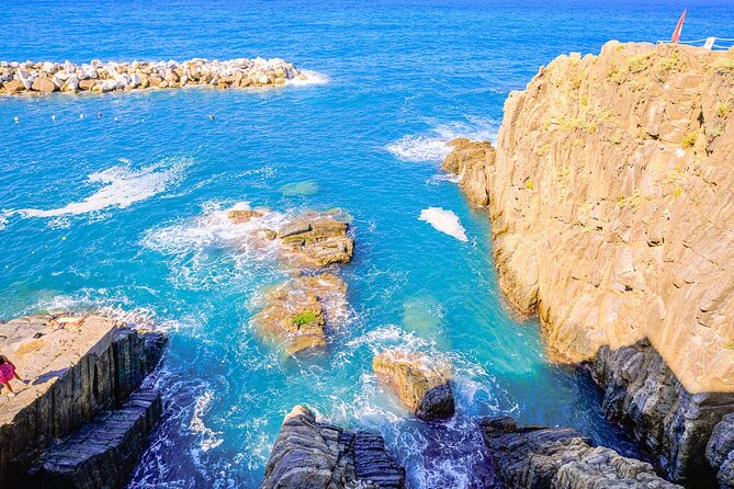 Florence: Cinque Terre Park Day Trip with Optional Street Food - Riomaggiore to the finish: cliffs, souvenirs, and golden-hour feelings