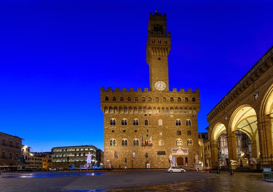 Florence: Dark Secrets & Scandals Evening Walking Tour - Crossing Ponte Vecchio and the Love Stories of Bianca Cappello