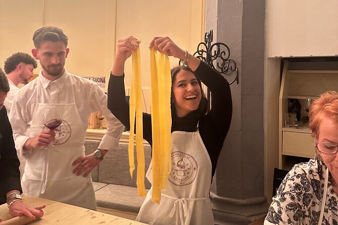 Florence: Flambé Cheese Wheel Truffle Pasta Class & Tiramisù - Florence pasta class on Via de’ Bardi: how the evening starts