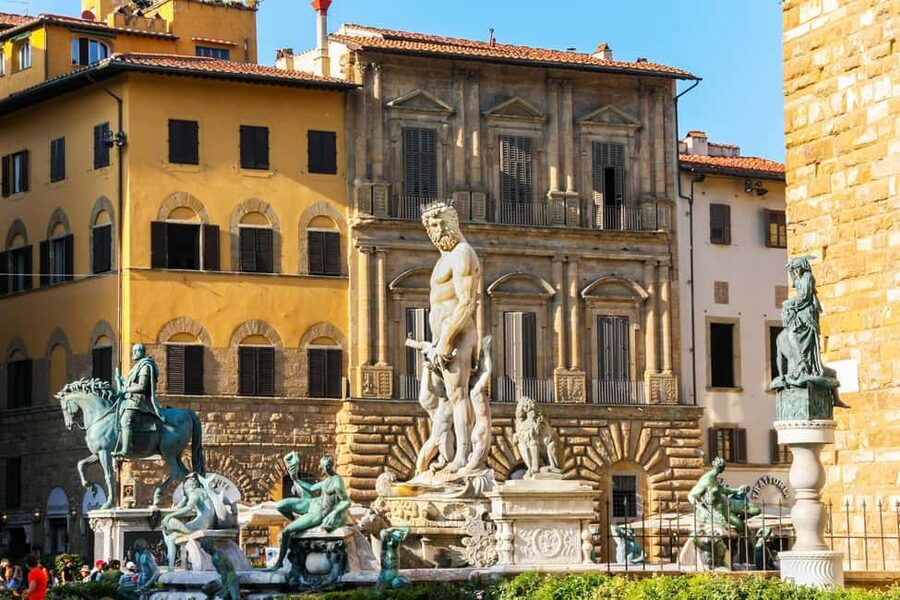 Florence: (French) Walking Tour with a licensed guide - Starting at Piazza della Repubblica: getting your bearings quickly