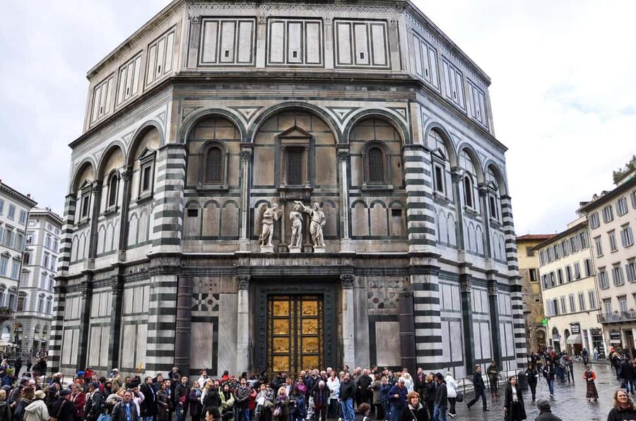 Florence: (French) Walking Tour with a licensed guide - Baptistery of Saint John and the Porta del Paradiso: why the bronze door draws crowds