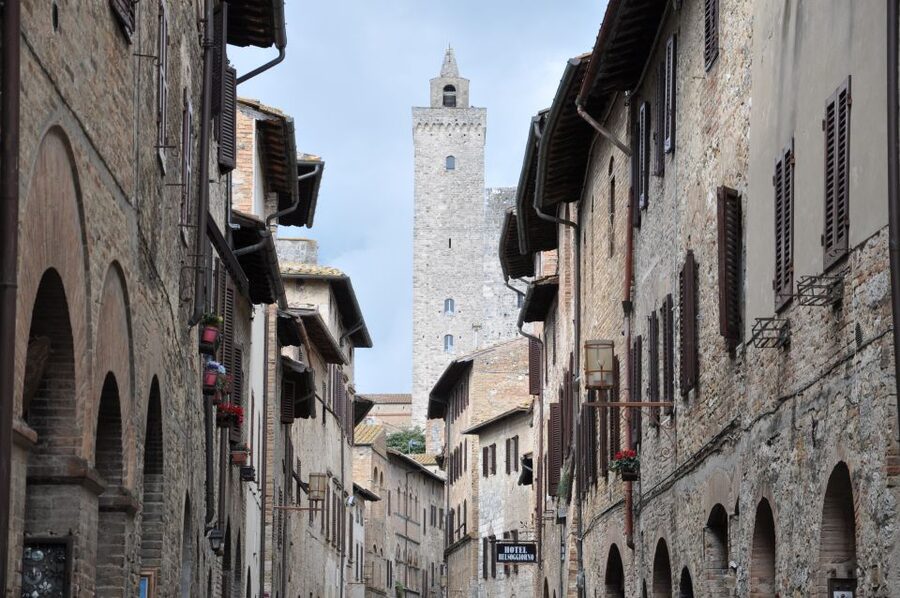 Florence: Full-Day Private Tour of Chianti and San Gimignano - Getting out of Florence: the comfortable drive and the early countryside feel