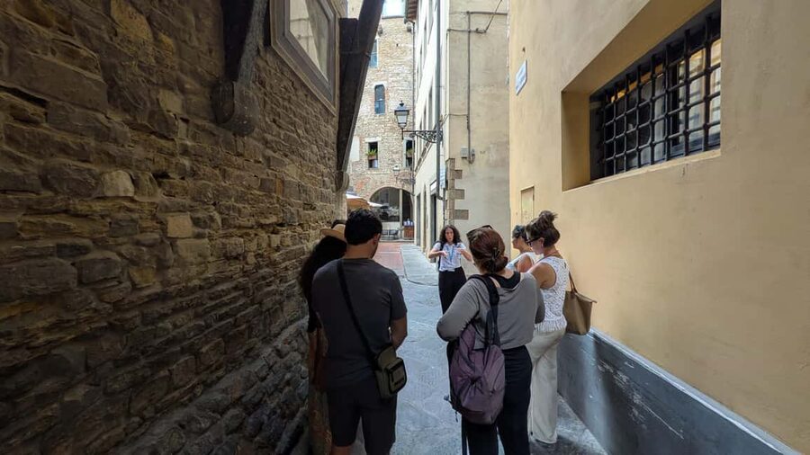 Florence: Ghost & Crimes Walking Tour with Tastings and Wine - Near the Duomo: Chianti and a prosciutteria tagliere break