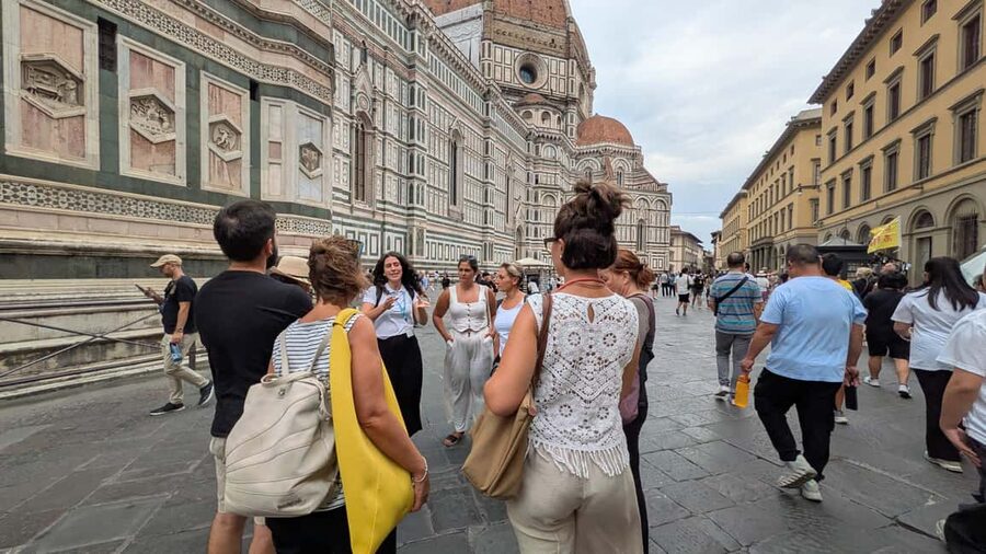 Florence: Ghost & Crimes Walking Tour with Tastings and Wine - Santa Croce’s forbidden legend and the sweet finish at Il Cernacchio