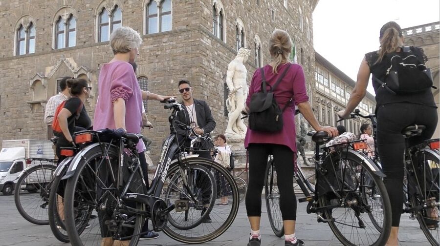 Florence: Guided Bike Tour with Piazzale Michelangelo - Duomo complex and Piazza della Repubblica: your first orientation