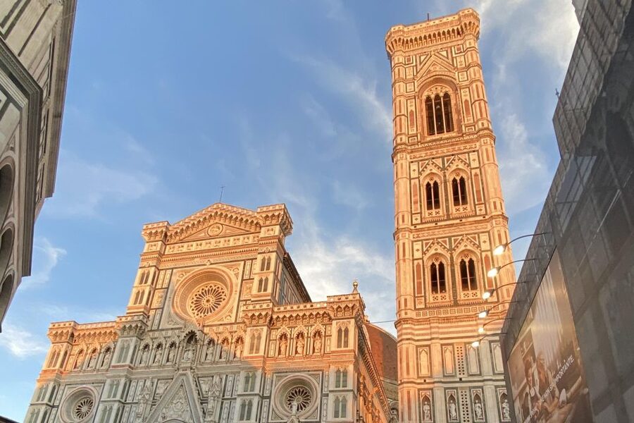 Florence historical centre and legends tour for small groups - Piazza della Signoria and Palazzo Vecchio: Medici drama on the street