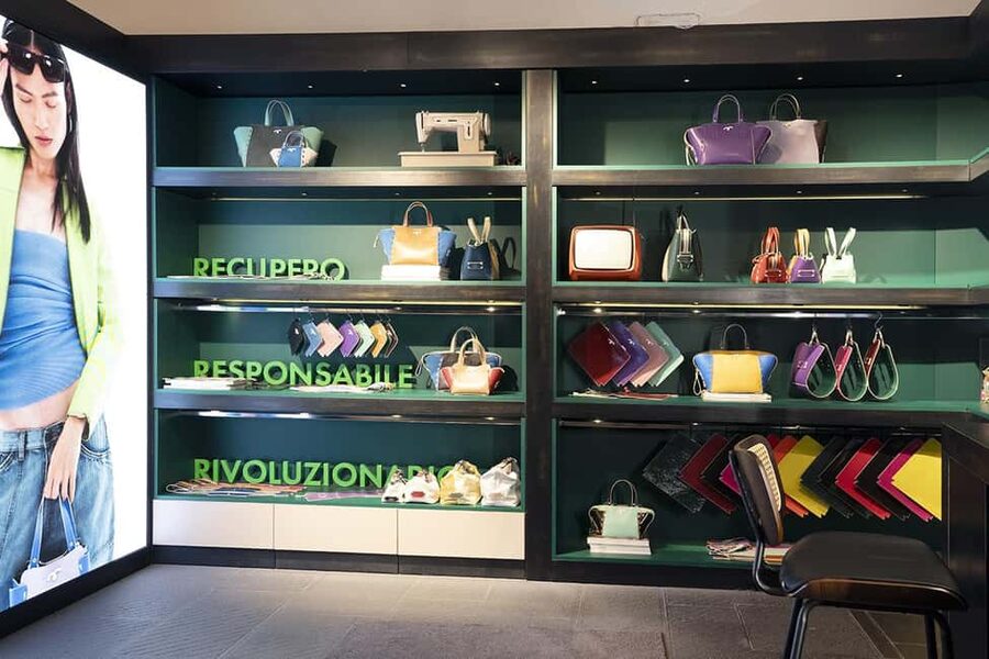 Florence Leather Experience - Create your own Rereri accessory in a workshop - Step into Palazzo Gondi and the Rereri workshop mood
