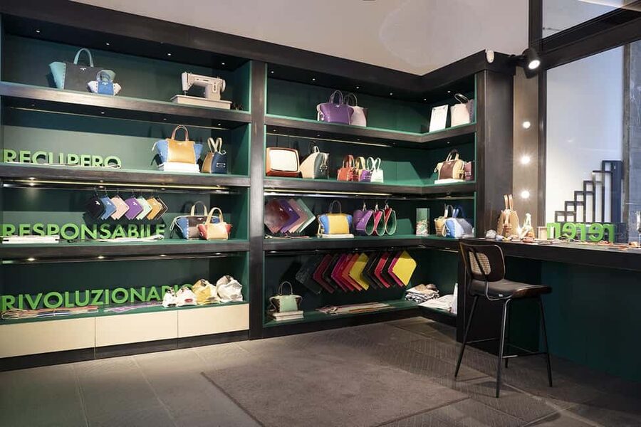 Florence Leather Experience - Create your own Rereri accessory in a workshop - Your Polaroid keepsake: digital and paper, protected in leather