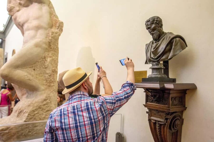 Florence:Michelangelo's David & Accademia Skip-the-Line tour - Audio headsets and a group of 17 or fewer: comfort for your attention span