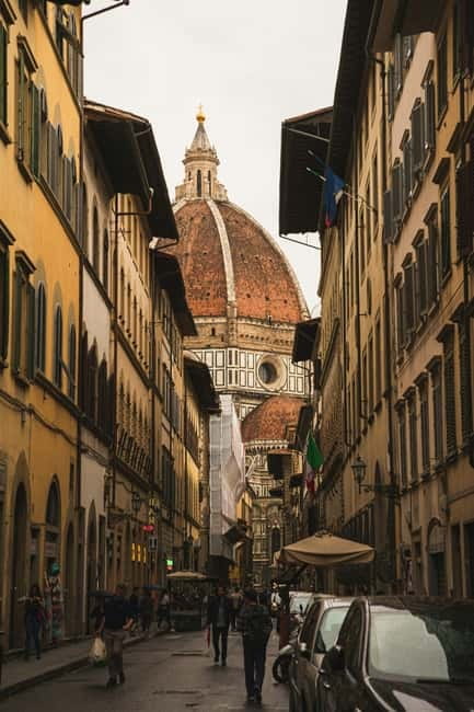 Florence Must-See Squares Walking Tour with Vincenzo - Vincenzo’s guiding style: lively, clear, and often funny