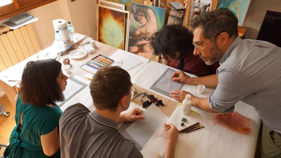 Florence: Painting experience, create your Florentine Lily! - Gold foil gilding: creating the signature Florentine look
