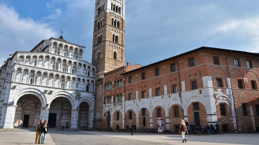 Florence: Pisa - Lucca Private Full Day Tour - Guinigi Tower: the rooftop garden view that feels different from the usual