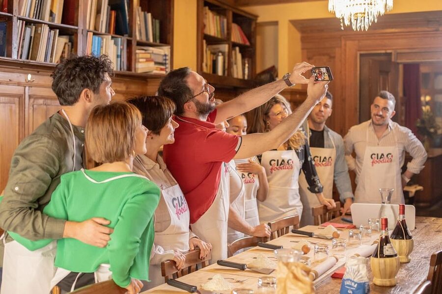 Florence: Pizza and Gelato Experience with Unlimited Wine - Meeting in Florence: La Cucineria and a Smooth Start