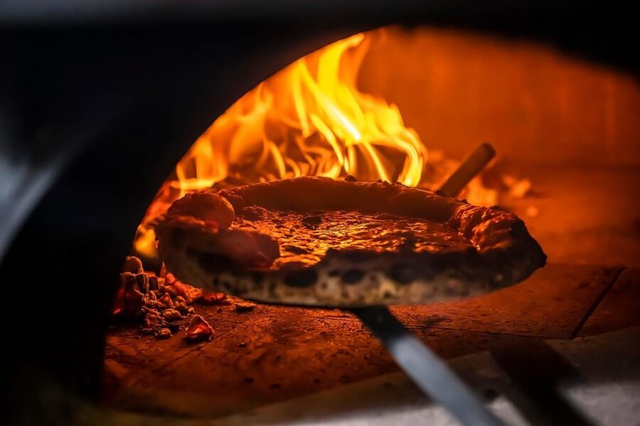 Florence: Pizza and Gelato Experience with Unlimited Wine - Pizza Out of the Oven: Lunch/Dinner at One Big Table