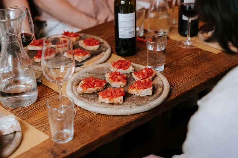 Florence: Small-Group Sunset Food & Wine Tour in Oltrarno - What you actually eat and drink: tastings, not a restaurant menu