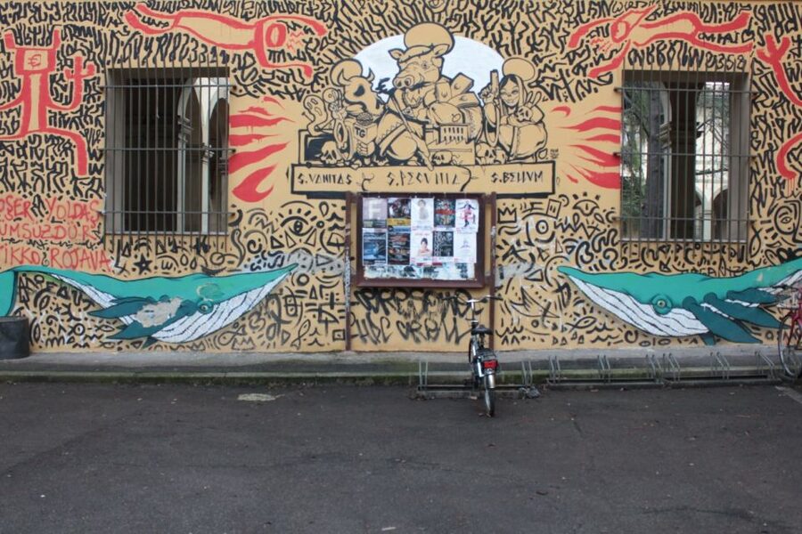 Florence: Street Art Tour - Piazza Pitti: Big Square Energy, Street-Art Stories
