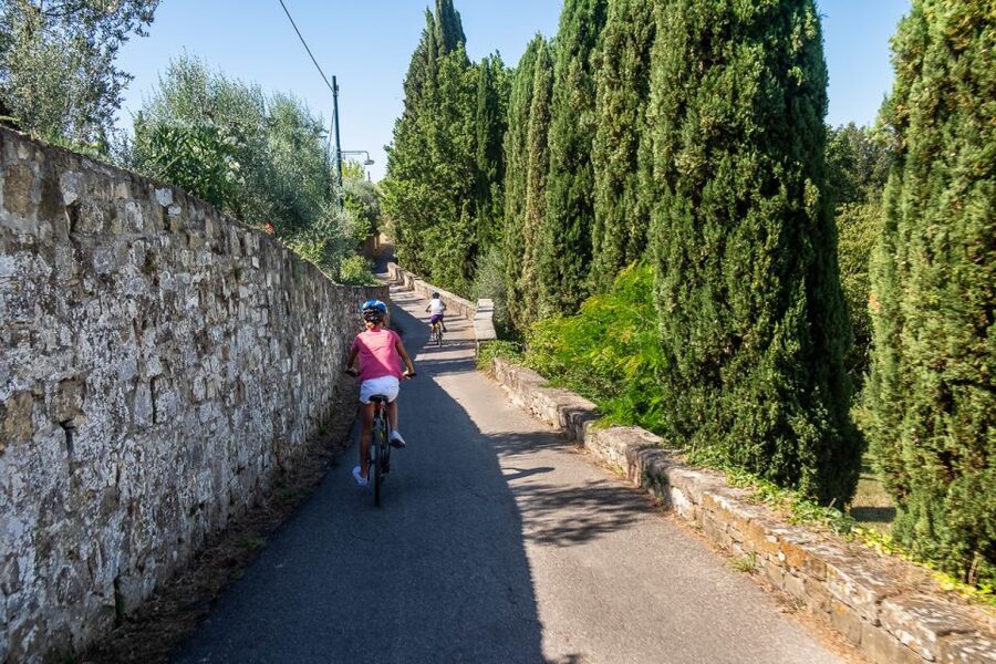 Florence: Tuscany Bike Tour with Wine & Olive Oil - First pedal strokes: Oltrarno to the hills around Florence