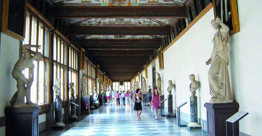 Florence: Uffizi Gallery Discovery Private Guided Tour - First impressions at Piazzale degli Uffizi: where the tour really starts