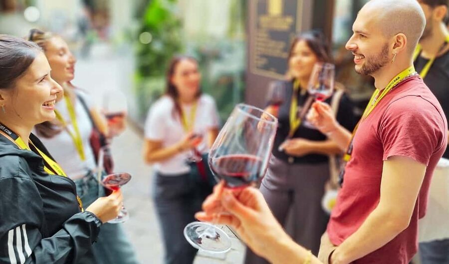 Florence: Wine Windows Walk with Wine Tasting and Appetizers - Meeting at Via Ricasoli 119r (RED): arriving without stress