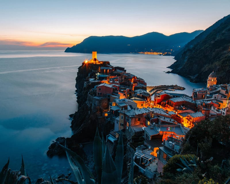 From Florence: Cinque Terre guided tour with Lucca - Boat ride to Vernazza: the natural-port feeling up close