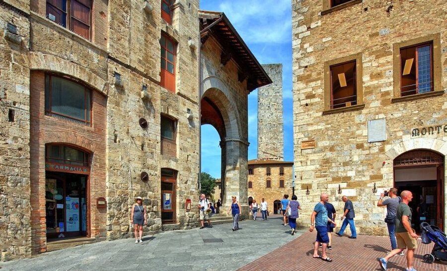 From Florence: PRIVATE Tour of San Gimignano and Volterra - The guide factor: why Alessandro-style guiding can change everything