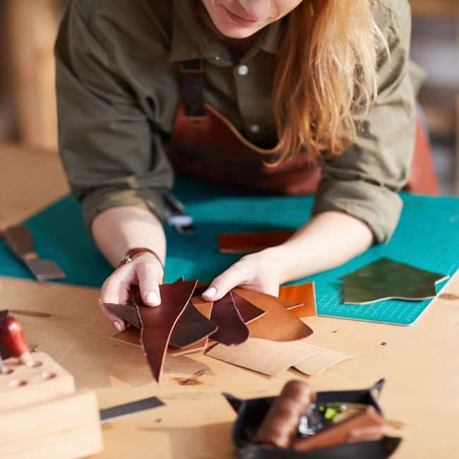 Leather and Passion: A Tour of Florentine Craftsmanship - The Painter’s Studio Stop: Watching Inspiration Become Technique