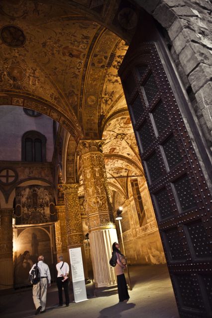 Legends of Florence: Exclusive Walking Tour by night - Meeting Point at Piazza della Signoria and Your First Orientation