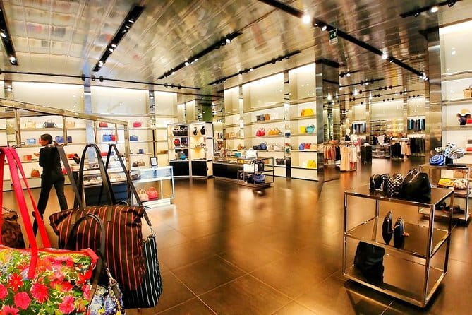 Luxury Shopping Experience: Private Chauffeur to The Mall & Prada - Small service details that matter on shopping days