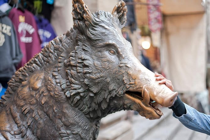 Medici Mile Walking Tour along the path of Medici Residences - Santa Felicita and the Vasari Corridor exterior trail