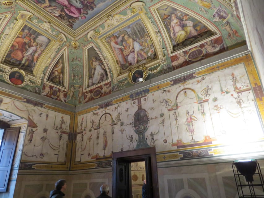 Palazzo Vecchio Secret Passages Tour & Lunch or "Gelato" - Marveling at Salone dei Cinquecento’s coffered ceiling
