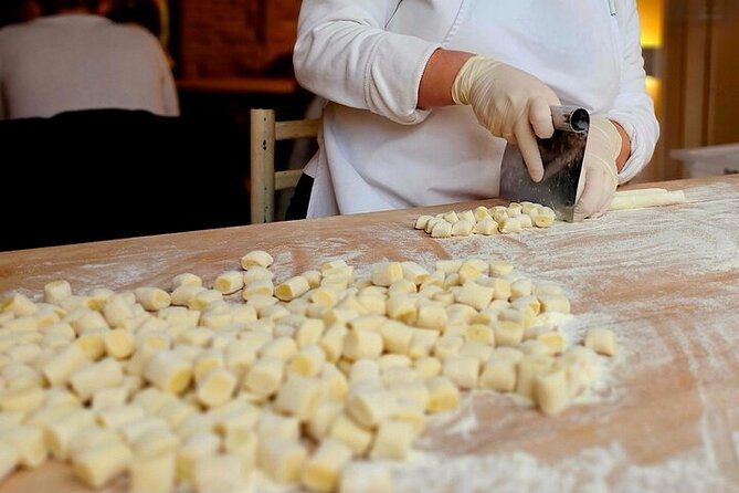 Pasta Fettuccine, Ravioli and Tiramisu Cooking Class in Florence - Prosecco Welcome and the Calm, Organized Setup