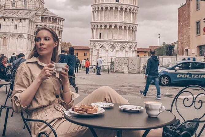 PRIVATE Full-Day Pisa and Lucca GUIDED Tour from Florence - Piazza Anfiteatro: lunch vibes in a Roman setting