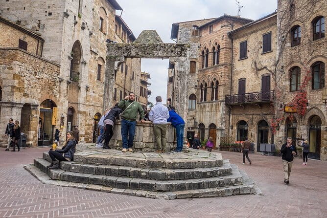PRIVATE Full-Day Tour of San Gimignano and Volterra - Piazza della Cisterna: the town’s social center